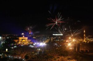 Puncak peringatan Tahun Baru selalu dimeriahkan dengan pesta kembang api. Ada 6 lokasi yang bisa melihat dua pesta kembang api (dok alongwalker)