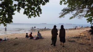 Pantai Tanjung Pinggir: Destinasi Wisata Batam dengan Panorama Singapura