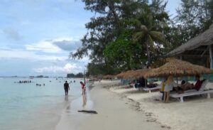 Pantai Trikora Bintan Tetap Jadi Destinasi Favorit Saat Libur Lebaran 2025