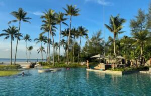 Pemandangan Ilusi Ajaib! Hotel Indigo Bintan Tampak Mengapung di Tengah Laut