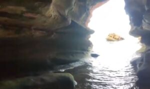 Pulau Batu Berlubang Batam, Hidden Gem dengan Gua Prasasti Kuno yang Bikin Penasaran Turis