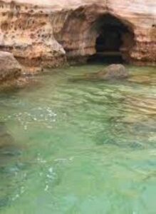 Pulau Batu Berlubang Batam, Hidden Gem dengan Gua Prasasti Kuno yang Bikin Penasaran Turis