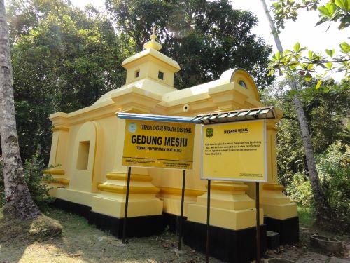 Masjid Sultan Riau & Makam Raja Ali Haji: Daya Tarik Utama Pulau Penyengat di Tanjungpinang