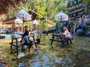 Lembah Pelangi Sekupang: Wisata Alam Instagramable di Batam, Sensasi Makan di Atas Air!