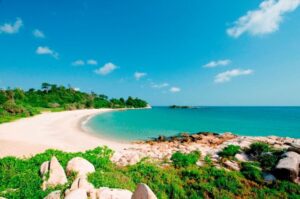Surga Wisata Bahari Kepri! Ini Pantai Eksotis di Pulau Bintan yang Wajib Dikunjungi