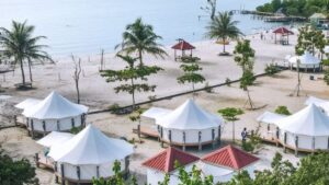 Libur Akhir Pekan di Batam? Ini 6 Pantai Favorit Wisatawan, View Singapura Bikin Takjub!