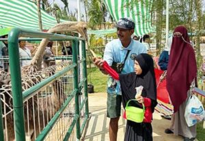 Bukan Sekadar Kebun Binatang, Batam Zoo Paradise Bikin Anak Bisa Pegang Hewan dan Kasih Makan Hewan