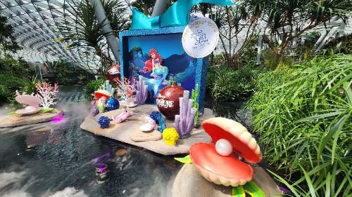 Heboh di Bandara Changi! Wonderfall Disulap Jadi Atraksi Disney Jelang Kapal Pesiar Disney Adventure