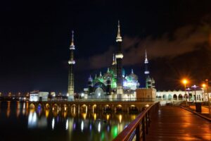 Liburan Ramadan ke Malaysia? Jangan Lewatkan 7 Masjid Megah yang Bikin Hati Adem!