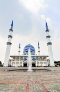 Liburan Ramadan ke Malaysia? Jangan Lewatkan 7 Masjid Megah yang Bikin Hati Adem!