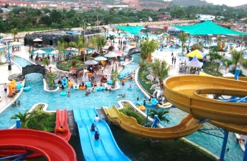 Viral! Kolam Renang di Batam Jadi Destinasi Favorit Keluarga Saat Liburan