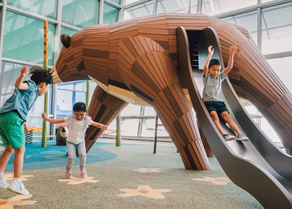 Bukan Sekadar Transit! Changi Singapura Masuk 2 Besar Bandara Paling Ramah Keluarga di Dunia 2026