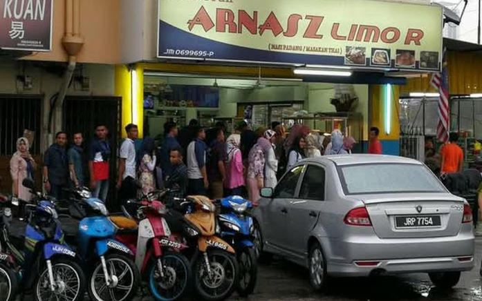 Dijuluki Balai Bomba Nasi Padang, Tempat Makan Ini Jadi Favorit Pecinta Masakan Minang di Johor Bahru