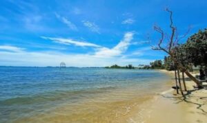 Jarang Diketahui Wisatawan! Pantai Larantuka Batam Tawarkan Panorama Cantik, Ombak Tenang dan Penginapan Pinggir Lau