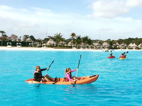 Tak Perlu Jauh-jauh ke Luar Negeri, Ada Crystal Lagoon Secantik Ini di Bintan!