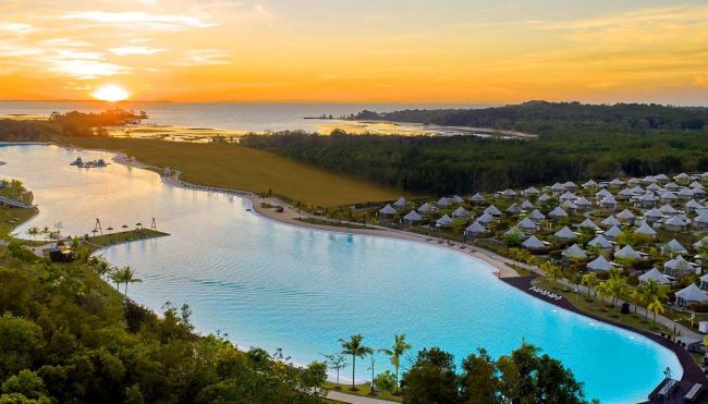 Tak Perlu Jauh-jauh ke Luar Negeri, Ada Crystal Lagoon Secantik Ini di Bintan!