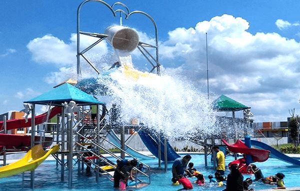 Viral! Kolam Renang di Batam Jadi Destinasi Favorit Keluarga Saat Liburan