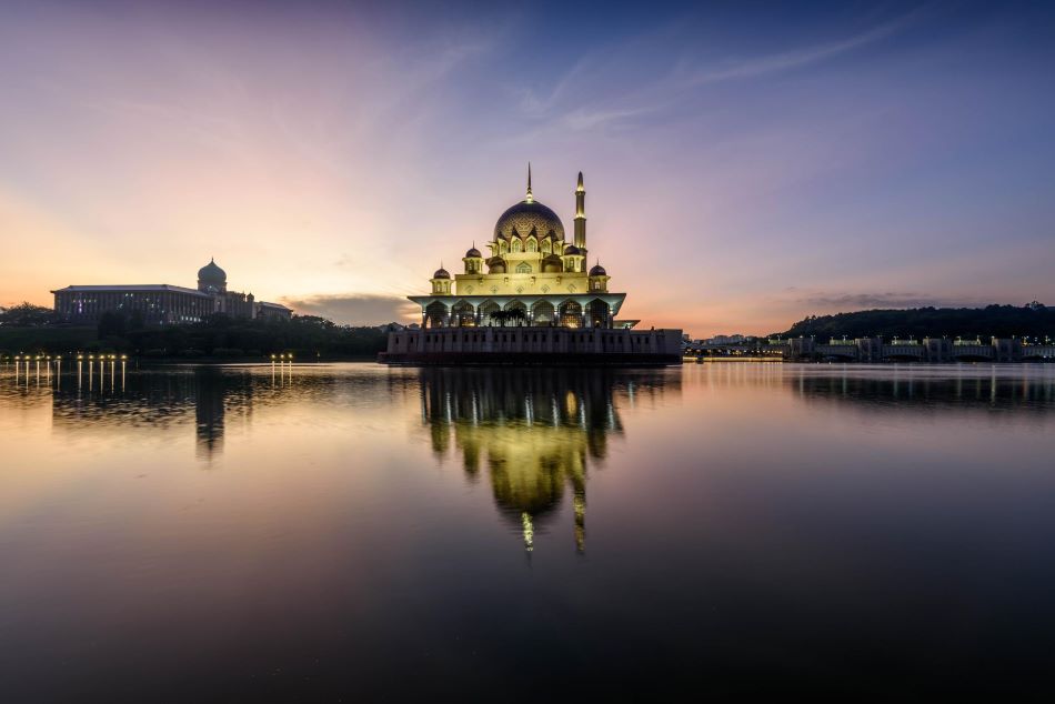 Liburan Ramadan ke Malaysia? Jangan Lewatkan 7 Masjid Megah yang Bikin Hati Adem!